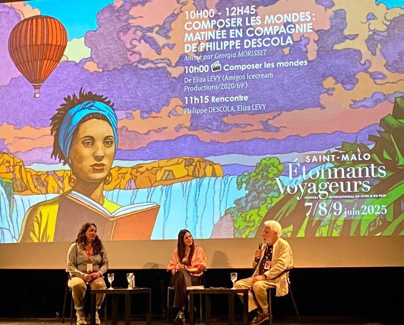 photo de la rencontre au théâtre Chateaubriand de Saint-Malo : la réalisatrice Eliza Levy et l'anthropologue Philippe Descola.